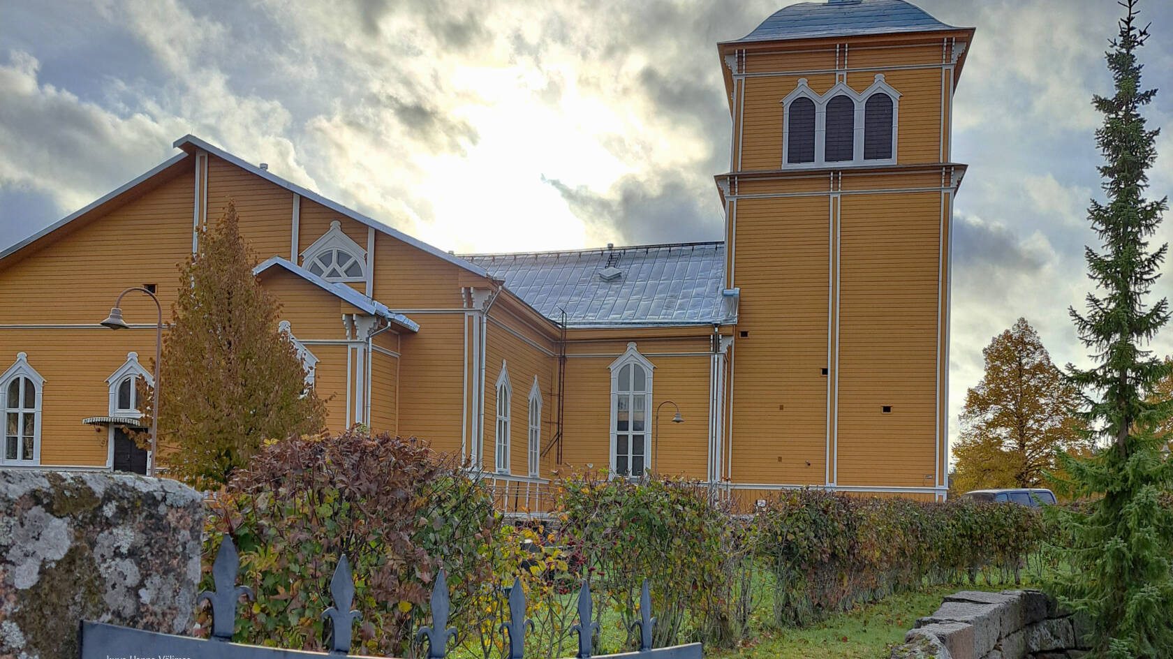 Eurajoen Kustaa Aadolfin kirkko, kuvattu lokakuussa 2024.